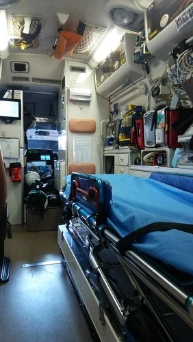 従来の救急車に比べて活動しやすい車内空間