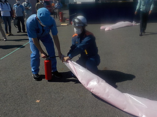 粉末消火器による消火訓練