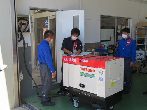 事業所の従業員による緊急用発電機の取扱い確認