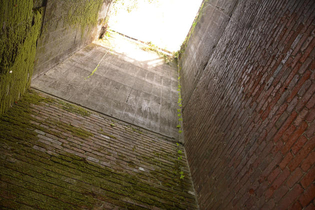  笠石洞暗渠の集水路立坑内部の写真