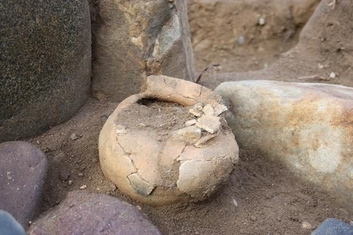 奥壁隅部に据え置かれた甕