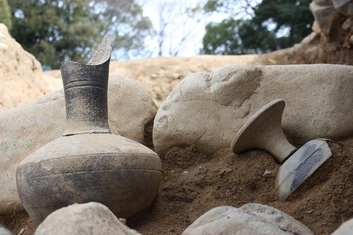 台付長頸瓶・高坏出土状況