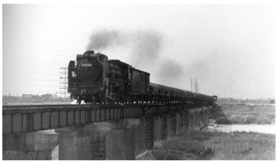 写真1「庄内川橋梁を渡る汽車」(昭和35年加藤弘行氏撮影)