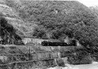 写真1「平坦な土岐川沿いの旧高蔵寺ルートを走る汽車」