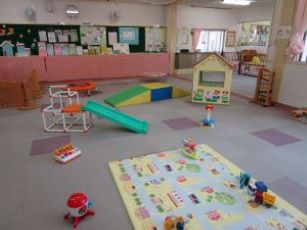支援センターの部屋の中で自由に遊ぶ親子の写真
