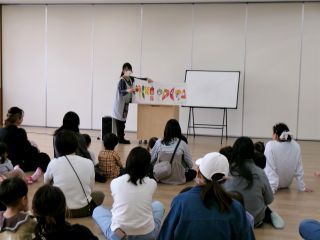 絵本の読み聞かせの様子