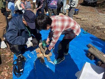 原木に穴をあけているところ