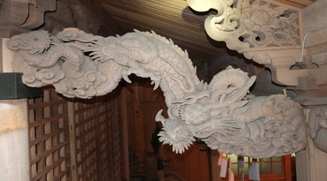 稲橋八幡神社本殿の海老虹梁の水平の位置より