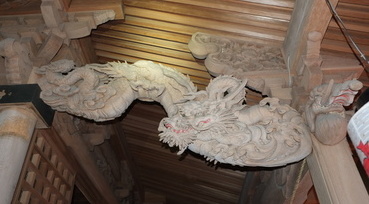 稲橋八幡神社本殿の海老虹梁の拝観者の視点より