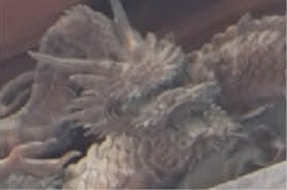 諏訪大社の龍斜めより