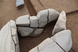 縄文時代竪穴住居石囲い炉拡大