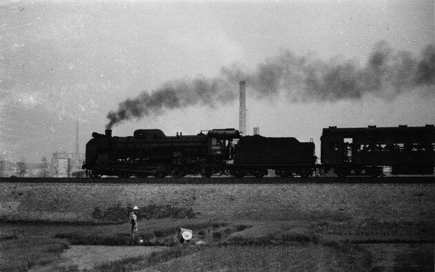  「6月田植えの頃、王子製紙を背景に勝川駅から春日井駅へと向かう旅客列車」昭和37年　加藤弘行氏撮影