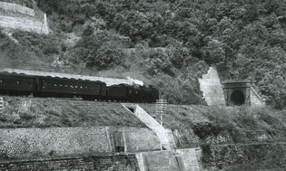 事故が起きた旧5号トンネルを走る汽車の写真