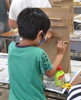 コロコロタワーを作る子ども