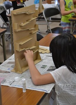 コロコロタワーを作る子ども2