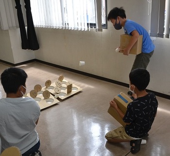 的あて空気鉄砲で遊ぶ子ども