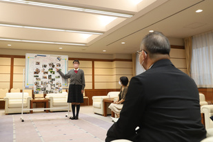 ラボテューターの会の中高生による国際交流体験の報告に係る表敬訪問 9月22日(木曜日)