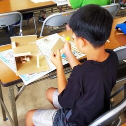 写真：ダンボール工作をする子供