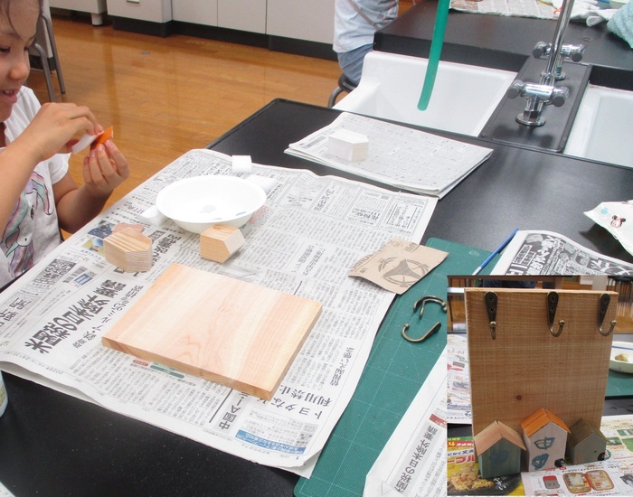 以前の夏休み親子工作教室(端材で作るキーフック)の様子と作成した作品