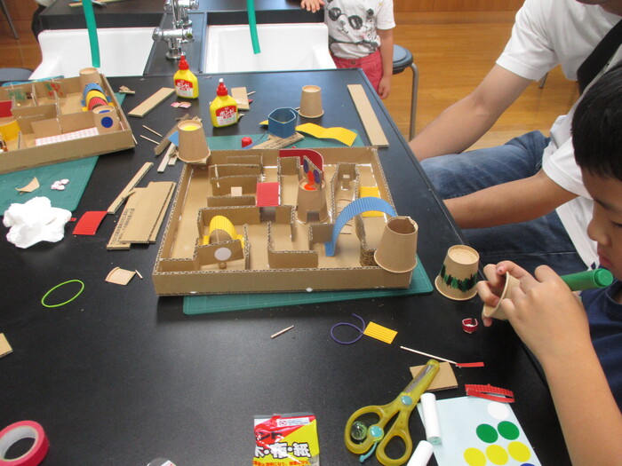 以前の夏休み親子工作教室(ダンボールを使ってビー玉迷路を作る)の様子と作成した作品