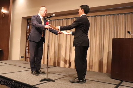 総務大臣古川政務官より表彰状を授与される石黒直樹市長