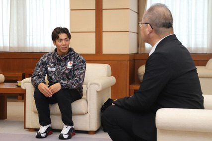 世界水泳選手権の結果報告のため表敬訪問