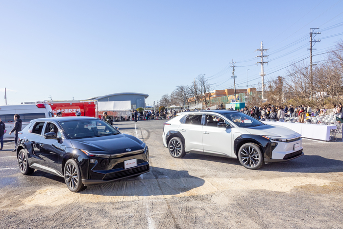 消防車とトヨタ車両